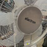 VENTILATEUR ELACTRON 18' SUR PIED AVEC TELECOMMANDE BLANC L96 – Image 3